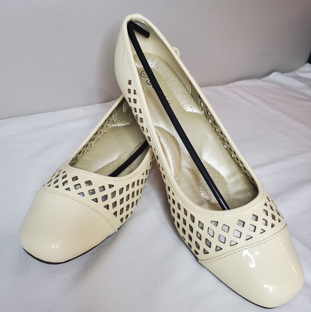11W Gabriella Renee Comfort With Small Heel Cream